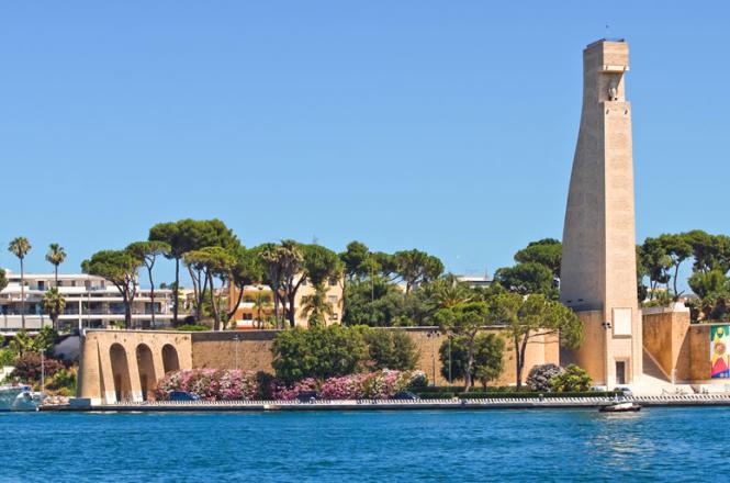 <b>Monument  aux Marins italiens</b><br> <br> La statue, en forme de gouvernail et située sur le port de Brindisi, mesure pas  moins de 53 mètres et a été construite en mémoire des environs 6.000 marins morts  pendant la Première Guerre Mondiale.