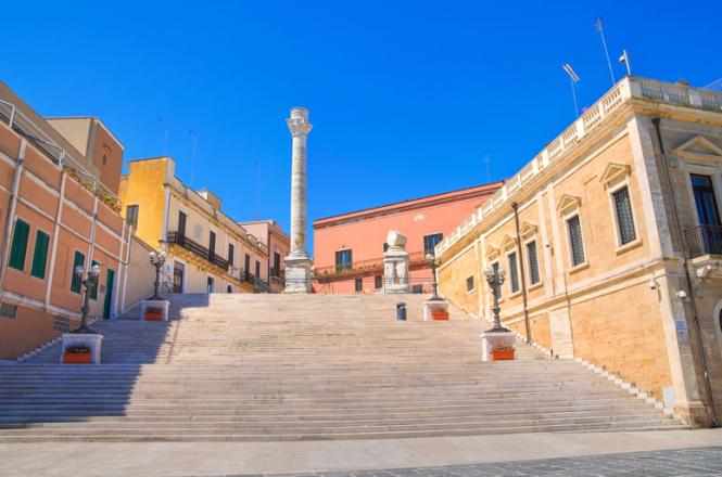 <b>Colonnes Romaines</b><br> <br> Le monument se trouve près du port de Brindisi et c’est l’emblème de la ville. Construit dans les années 1500, au départ les 2 colonnes étaient identiques, mais ensuite l’une d’elles s’est effondrée laissant le monument mutilé.