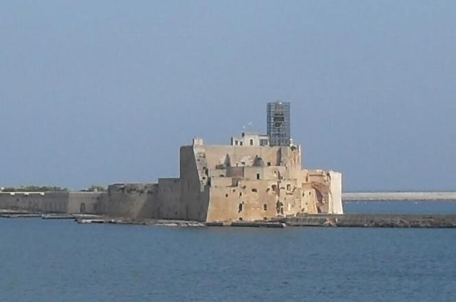<b>Château Alfonsino</b><br> <br> Cette structure, née dans le but de se défendre, occupe le promontoire au sud de la ville. Le fort est relié au continent par une digue et a été construit au XV siècle.