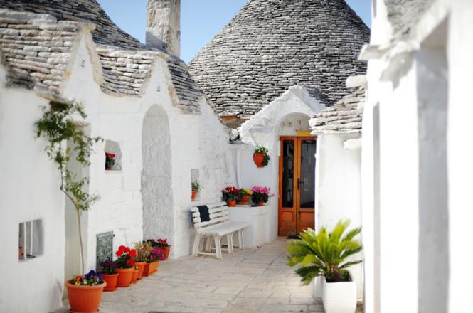 <b>Alberobello</b><br> <br> Le Pays des Trulli, classé Patrimoine mondial de l’UNESCO depuis 1996, est  unique au monde grâce à la particularité de ses architectures, les trulli  justement, qui se présentent comme constructions en pierre sèche de couleur blanche,  avec toits coniques gris foncé.